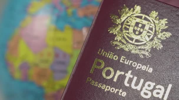 Passaporto Schengen portoghese europeo straniero, sullo sfondo di un globo blu. Il concetto di relazioni internazionali e frontiere . — Video Stock