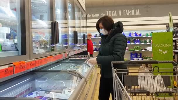 Portugal Faro 2020 8 - abril: mujer en un supermercado Lidl, carrito de la compra durante el período coronavirus hace compras de productos esenciales . — Vídeo de stock