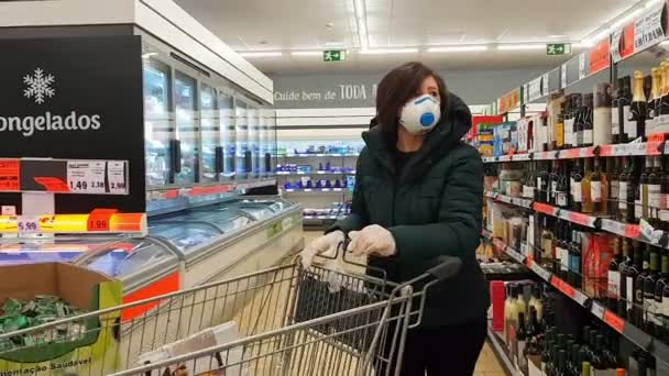 Portugal Faro 2020 8 - April: kvinna i en stormarknad Lidl, kundvagn under coronavirus perioden gör inköp av viktiga produkter. — Stockvideo