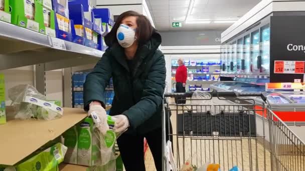 Portugal Faro 2020 8 - April: vrouw in een supermarkt Lidl, winkelwagentje tijdens de coronavirusperiode doet aankopen van essentiële producten. — Stockvideo