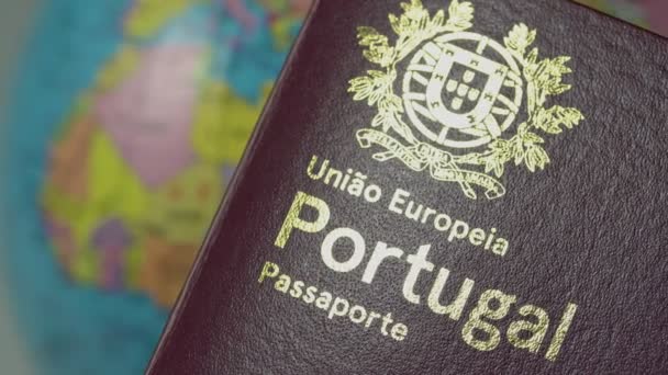 Passaporte Schengen português europeu estrangeiro, no contexto de um globo azul. O conceito de relações internacionais e fronteiras . — Vídeo de Stock