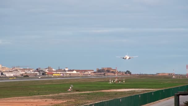 2020 Únor 04 Portugalsko Faro: přistání letadla letecké společnosti Eurowings na portugalském letišti ve městě Faro. S výhledem na řídící věž. — Stock video