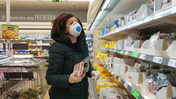 Portugal Faro 2020 8 - April: kvinna i en stormarknad Lidl, kundvagn under coronavirus perioden gör inköp av viktiga produkter. — Stockvideo