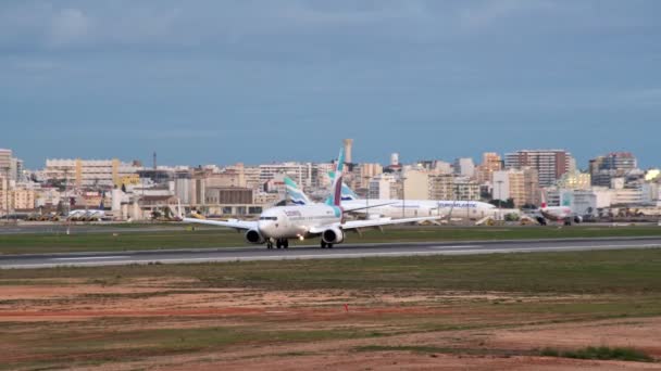 2020 Únor 04 Portugalsko Faro: přistání letadla letecké společnosti Eurowings na portugalském letišti ve městě Faro. S výhledem na řídící věž. — Stock video