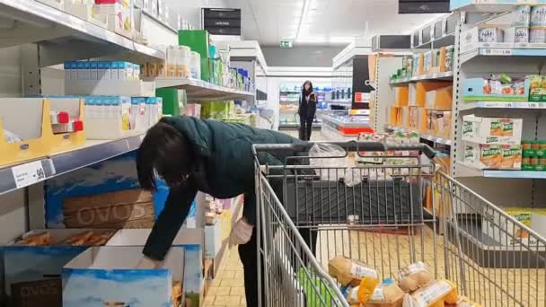 Portugal Faro 2020 8 - April: vrouw in een supermarkt Lidl, winkelwagentje tijdens de coronavirusperiode doet aankopen van essentiële producten. — Stockvideo