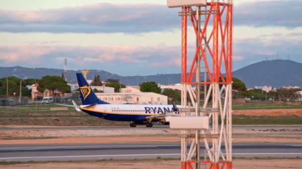 2020 Únor 04 Portugalsko Faro: přistání letadla letecké společnosti Ryanair na portugalském letišti ve městě Faro. S výhledem na řídící věž. — Stock video