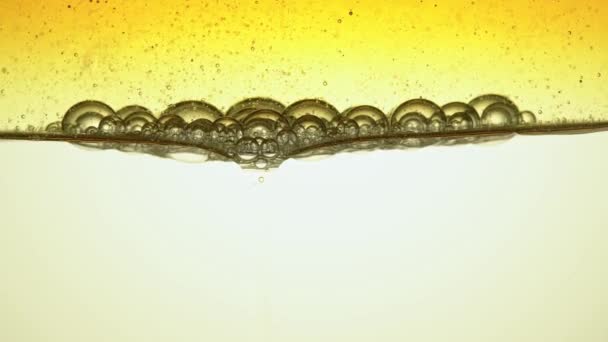 Carburant, huile jaune dorée bouillonnant dans un récipient en verre du laboratoire. Espace de copie.