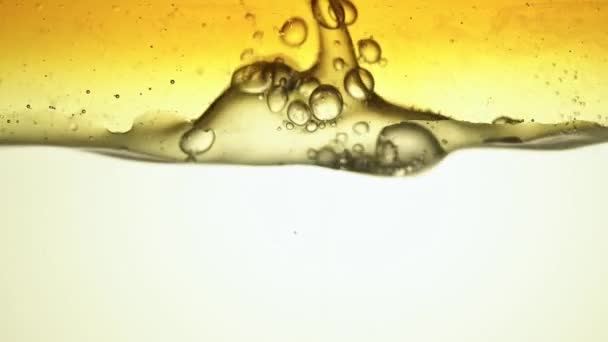 Carburant, huile jaune dorée bouillonnant dans un récipient en verre du laboratoire. Espace de copie.