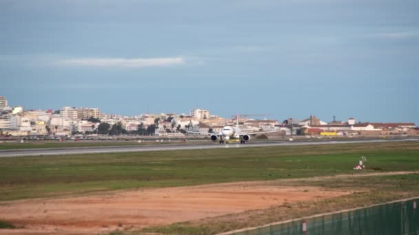 2020 Únor 04 Portugalsko Faro: Vzlet letadla letecké společnosti Tap na portugalském letišti ve městě Faro. S výhledem na řídící věž. — Stock video