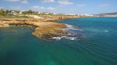 Havadan. Yavaş çekimde, Avrupa 'nın Atlantik kıyılarının inanılmaz manzarası. Portekiz Algarve