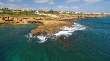 Havadan. Yavaş çekimde, Avrupa 'nın Atlantik kıyılarının inanılmaz manzarası. Portekiz Algarve