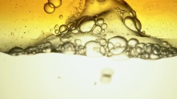 Combustible, aceite amarillo dorado burbujeando en un recipiente de vidrio en el laboratorio. Copiar espacio. — Vídeos de Stock