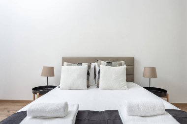 Modern yatak odası. Avrupa otel tasarımı. ve içeride.