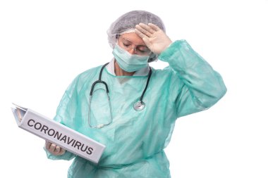 Stetoskop ve koronavirüsle laboratuvar kliniğinde çalışan yorgun doktor hemşire..