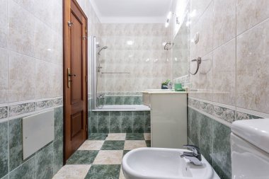 Masası olan modern bir duş odası. Avrupa otel tasarımı.