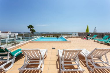 Oteldeki turistler için modern lüks havuz..