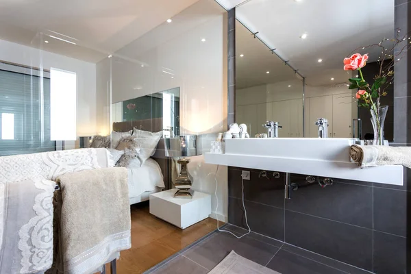 Trendi fürdőszoba egy hálószoba, modern felületek és dekoráció. — Stock Fotó