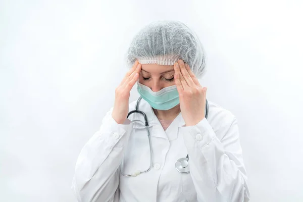 Enfermera doctora cansada después del trabajo en una clínica de laboratorio con un estetoscopio . — Foto de Stock