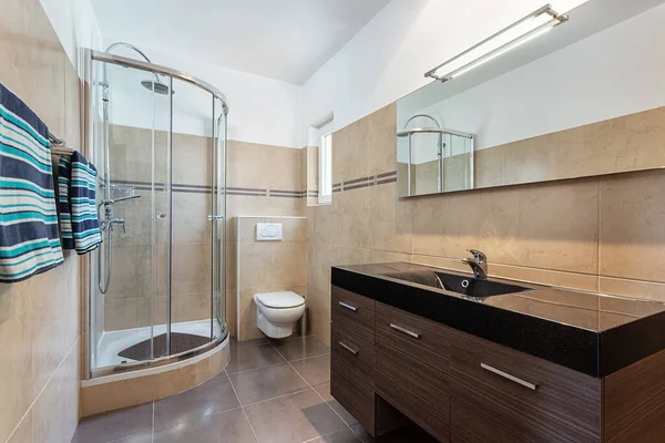 Masası olan modern bir duş odası. Avrupa otel tasarımı. — Stok fotoğraf