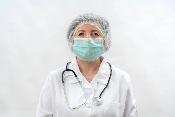 Enfermera doctora cansada después del trabajo en clínica de laboratorio con estetoscopio de máscara . — Foto de Stock