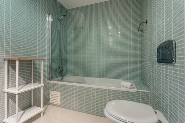 Casa de banho moderna. Projeto europeu do hotel. e por dentro — Fotografia de Stock
