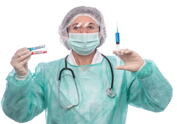 Arts verpleegkundige in een ziekenhuis laboratorium kliniek tonen reageerbuizen met vaccins voor coronavirus en allergie. — Stockfoto