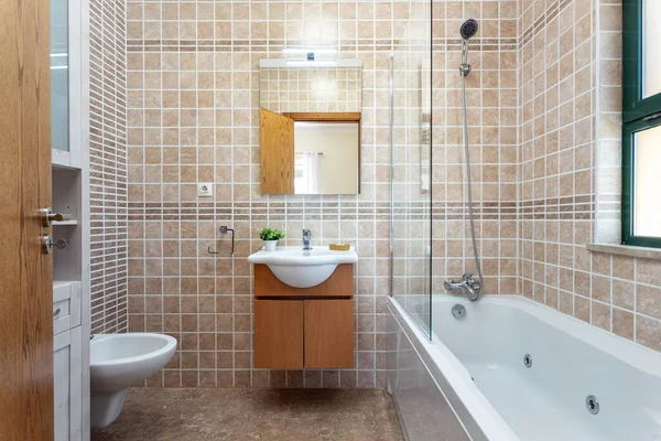 Moderní koupelna. Evropský hotelový design. a uvnitř — Stock fotografie