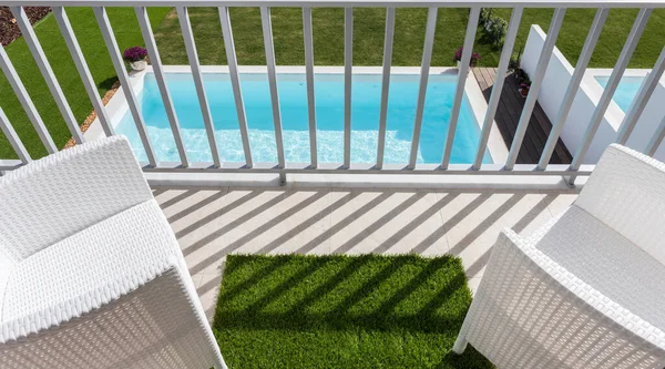 Balcon en station balnéaire, chambre moderne avec vue sur la piscine et un beau jardin. Vacances de luxe en Europe . — Photo