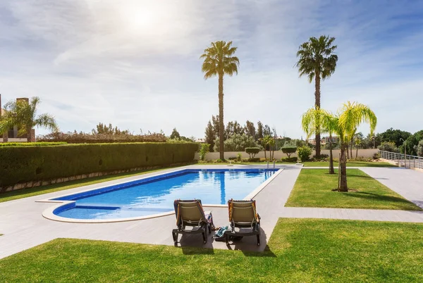 Piscina de luxo moderna para turistas no hotel . — Fotografia de Stock