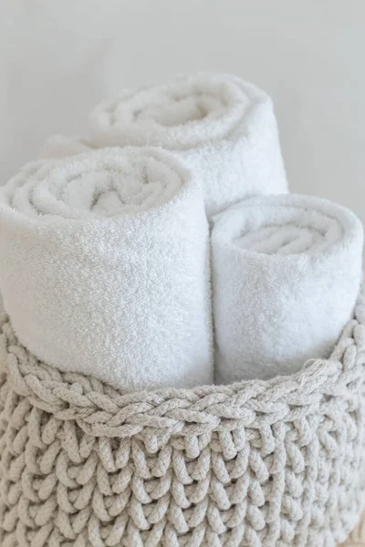Rolou toalhas macias em cesta no fundo branco. Fechar . — Fotografia de Stock