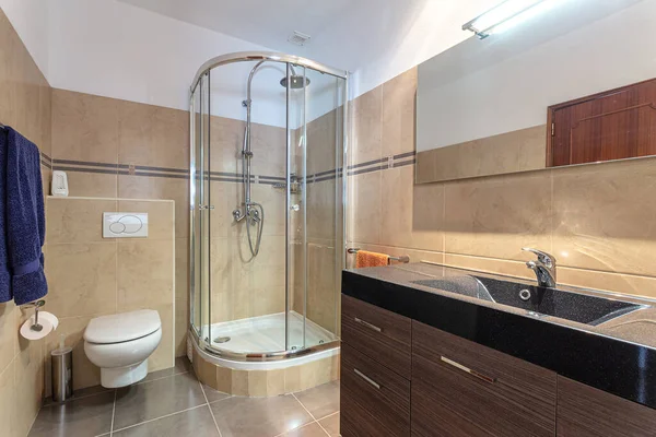 Moderno bagno con doccia con cabina. Design alberghiero europeo . — Foto Stock