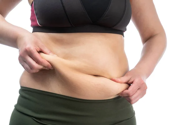 Primer plano de una mujer obesa en el estómago. Imagen conceptual. Vista frontal, aislada sobre fondo blanco . —  Fotos de Stock