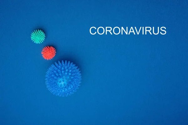 Mavi arka planda Coronavirus tipi bir model. Dünya salgını — Stok fotoğraf