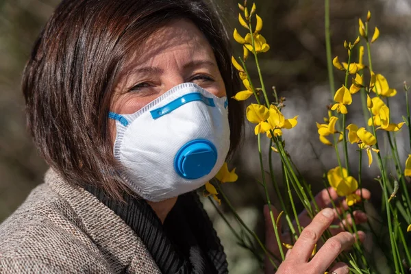 Μια γυναίκα με μάσκα στο πρόσωπό της, για προστασία από τις ανοιξιάτικες αλλεργίες και από τον κορωναϊό.. — Φωτογραφία Αρχείου