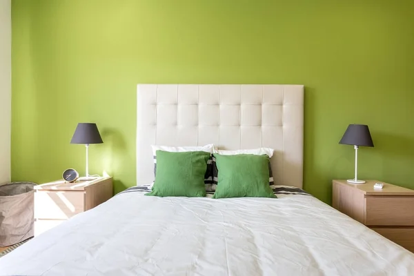 Beyaz ve yeşil renkli modern yatak odası. Avrupa otel tasarımı ve içi. — Stok fotoğraf