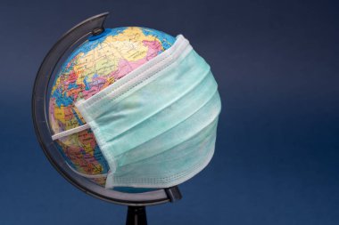 Dünyada Coronavirus, Avrupa Birliği 'nden tıbbi bir maske takıyor.. 