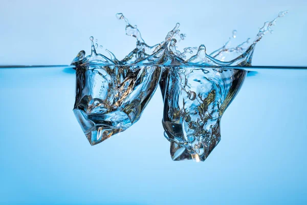 Αφηρημένη, μινιμαλιστική βουτιά νερού με παγάκια. Φυσαλίδες σε μπλε φόντο. — Φωτογραφία Αρχείου