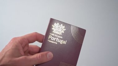 Portekizli yabancı pasaportlu adam gümrük kontrolü için masaya fırlattı. Yavaş çekim