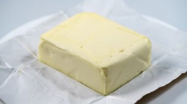 Açık ambalajda ev yapımı beyaz tereyağı. Yakın çekim..