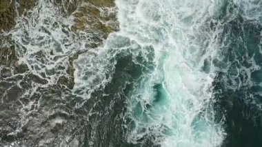 Nostaljik hava videosu, denizi yavaş çekimde dalgalar Pasifik Atlantik Okyanusu 'nun kayalık kıyılarında sorunsuzca dönüyor..