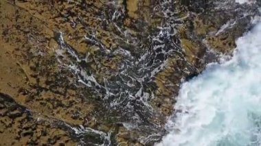 Nostaljik hava videosu, denizi yavaş çekimde dalgalar Pasifik Atlantik Okyanusu 'nun kayalık kıyılarında sorunsuzca dönüyor..