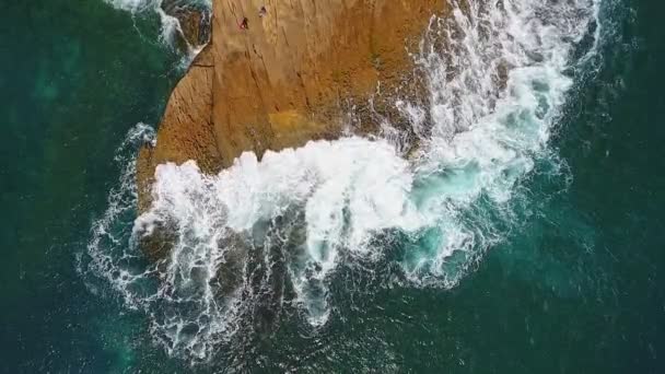 怀旧的航拍录像，在海洋缓慢的运动中，海浪平稳地在太平洋的岩石海岸上翻滚. — 图库视频影像