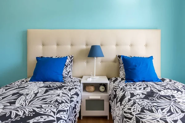 Dormitorio moderno en colores blanco y azul. Diseño hotelero europeo e interior . —  Fotos de Stock