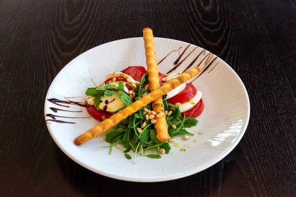 Caprese salát s bizoní mozzarellou. Tmavé pozadí. Detailní záběr. — Stock fotografie