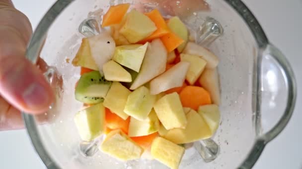 Elektrische blender, mixer met een glazen kom, die wordt gehouden door de hand, waar smoothies te koken, pap, fruit voor zweepslagen. Bovenaanzicht. — Stockvideo