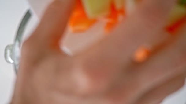 Un mélangeur électrique, un mélangeur avec un bol en verre, où des smoothies sont préparés, de la bouillie, des fruits sont jetés à la main pour fouetter. Vue du dessus .