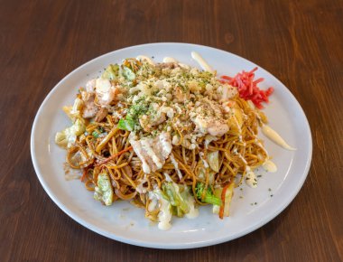 Makarna, etli, soslu, otlu ve domatesli spagetti..