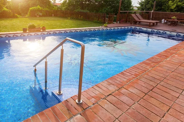 Современный роскошный бассейн для туристов в отеле. солнечный день — стоковое фото