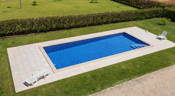 酒店为游客提供的现代豪华游泳池. — 图库照片