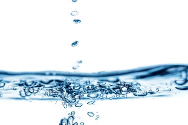 Beyaz arka planda soyut, minimalistik su sıçraması. Boşluğu kopyala.